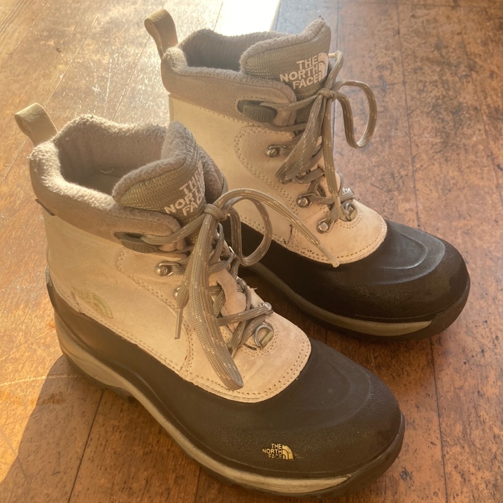 The North Face Chilkat Winter Boots - Women’s 8